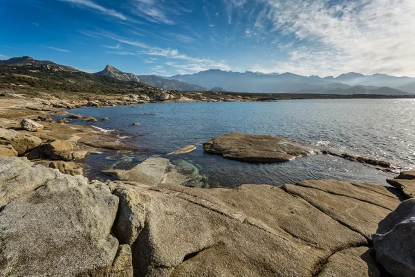 Corsicaanse kust en de bergen op Punta Caldanu in de buurt van Lumio — Stockfoto