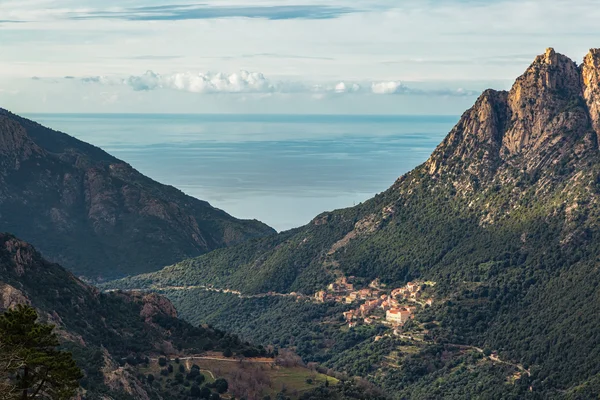 Ota in Corsica con montagne e mare Mediterraneo — Foto Stock