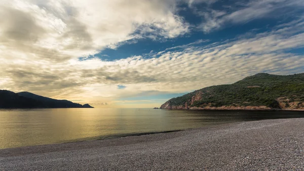 Tramonto sulla spiaggia di Bussaglia vicino a Porto in Corsica — Foto Stock