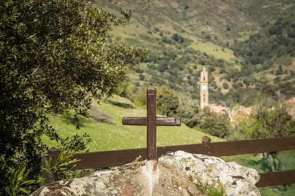 Una croce di legno dipinta davanti alla chiesa di Moltifao — Foto Stock