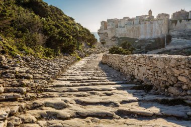 Bonifacio Kalesi Corsica'deki / daki doğru aşağı giden adımlar