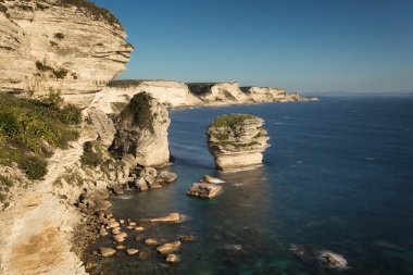 Beyaz kayalıklar, yığınlar ve Bonifacio Corsica'deki / daki Akdeniz