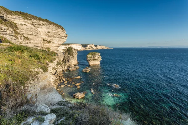 Scogliere bianche, pile e Mediterraneo a Bonifacio in Corsica — Foto Stock