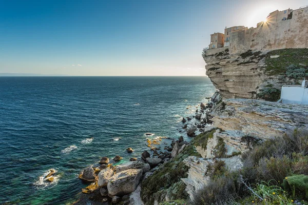 Citadel en huizen van Bonifacio boven torenhoge witte kliffen — Stockfoto