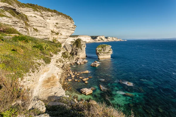 Scogliere bianche, pile e Mediterraneo a Bonifacio in Corsica — Foto Stock