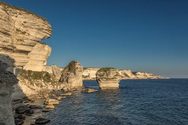 Scogliere bianche, pile e Mediterraneo a Bonifacio in Corsica — Foto Stock