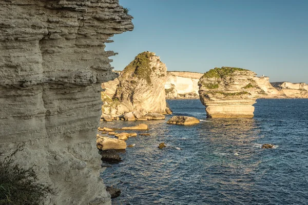 Scogliere bianche, pile e Mediterraneo a Bonifacio in Corsica — Foto Stock