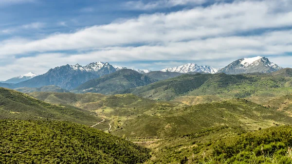 Schneebedeckte Berge von Korsika mit saftig grünen Tälern — Stockfoto