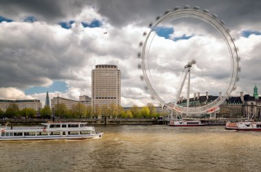 London Eye iplik ön planda Thames Nehri ile