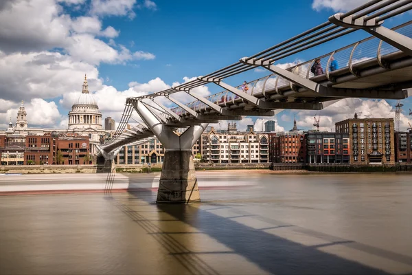 St Paul's cathedral with the Millennium bridge and river Thames — Stock Photo, Image