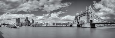 B&W panoramik Tower Bridge ve Tower of London