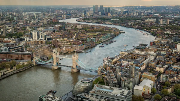 与河流泰晤士河和伦敦天际线塔 Biridge — 图库照片