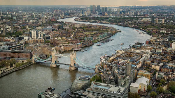 Tower Biridge mit Themse und Londoner Skyline — Stockfoto