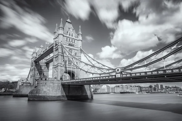 S / w Bild von Tower Bridge und Themse in London — Stockfoto