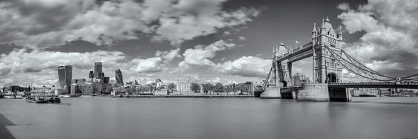 B & W panoramic view of Tower Bridge and Tower of London — стоковое фото