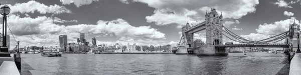 B & W panoramic view of Tower Bridge and Tower of London — стоковое фото