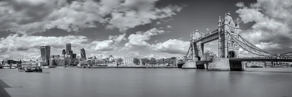 B&W panoramiczny widok z mostu Tower Bridge i Tower of London Obrazy Stockowe bez tantiem