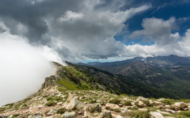 Bulutlar dağ sırtı Gr20 Corsica'deki / daki üzerinde üst karşılamak
