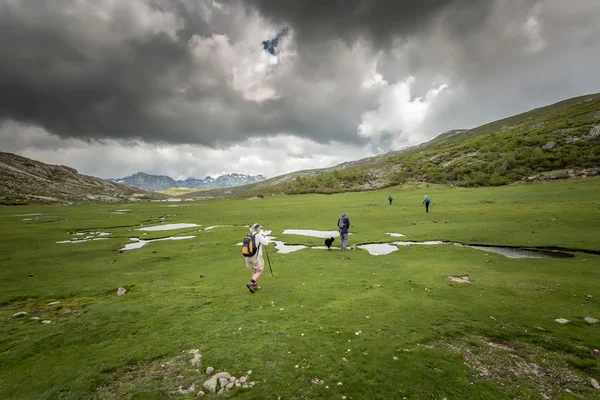 Wandelaars in de buurt van Lac De Nino in Corsica — Stockfoto