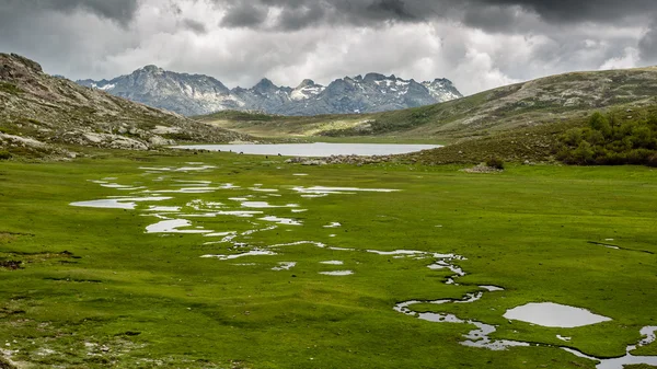 Lac De Nino en Córcega con montañas en el fondo —  Fotos de Stock