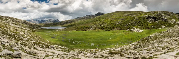 Vista panorâmica através de Lac De Nino na Córsega — Fotografia de Stock