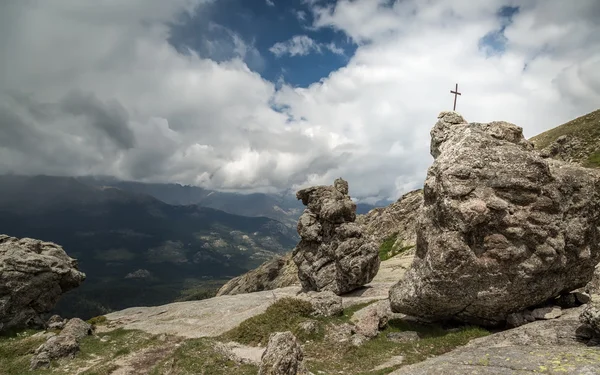 Kruis in rotsen in de buurt van Lac De Nino in Corsica — Stockfoto