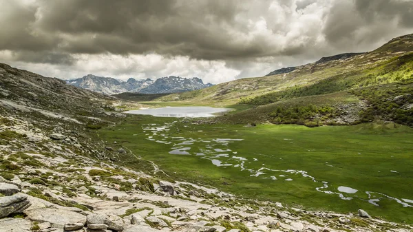 Lac De Nino na Córsega com montanhas ao fundo — Fotografia de Stock
