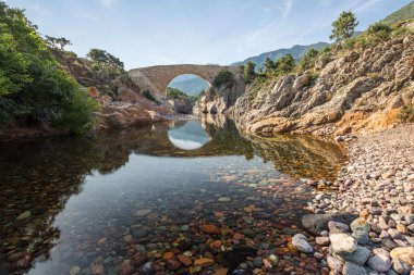 Ponte Vecchiu köprüden Fango nehir Corsica'deki / daki