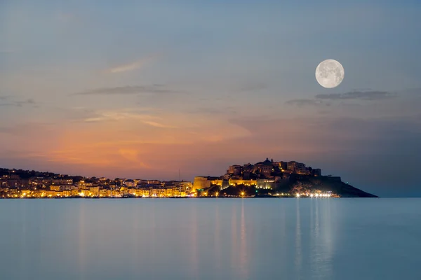 Pełnia księżyca nad Calvi Cytadeli w regionu Balagne Korsyki — Zdjęcie stockowe
