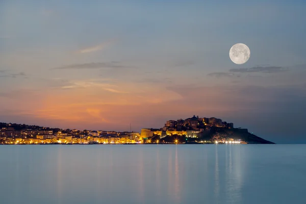 Πλήρες φεγγάρι πάνω από το Calvi Ακρόπολη στην περιοχή Balagne της Κορσικής — Φωτογραφία Αρχείου