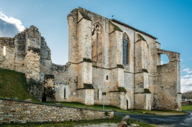 13. yüzyıl Fransa 'nın Lot bölgesindeki Gourdon yakınlarında Leobard' da bir manastır olan L 'Abbaye-Nouvelle' den geriye kalanlar.