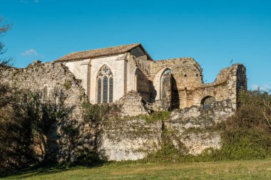 13. yüzyıl Fransa 'nın Lot bölgesindeki Gourdon yakınlarında Leobard' da bir manastır olan L 'Abbaye-Nouvelle' den geriye kalanlar.