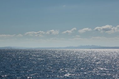 Sardunya'nın birkaç yelkenli tekneler güneşli sahil şeridine