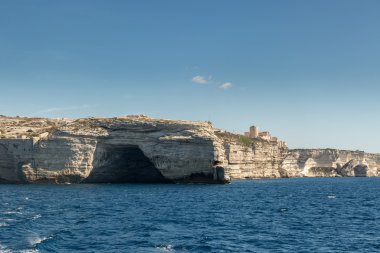 Beyaz kayalıklar Bonifacio south Corsica'deki / daki altında mağara
