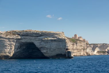 Beyaz kayalıklar Bonifacio south Corsica'deki / daki altında mağara