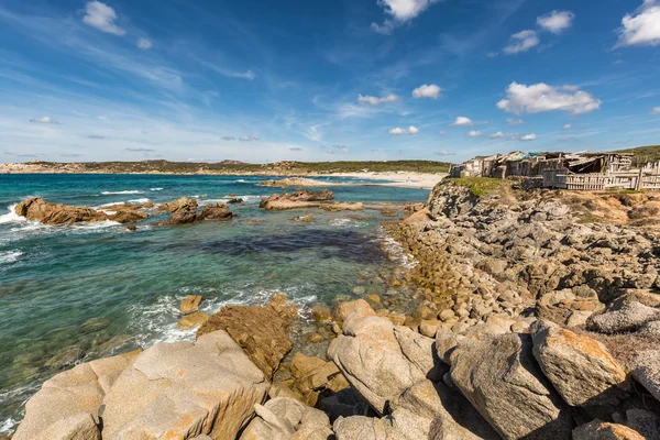 Rocas y playa en la costa de Cerdeña cerca de Rena Majore — Foto de Stock