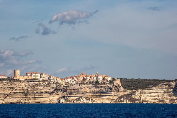 Bonifacio στην Κορσική, σκαρφαλωμένο στα λευκά βράχια πάνω από τη Mediterra — Φωτογραφία Αρχείου