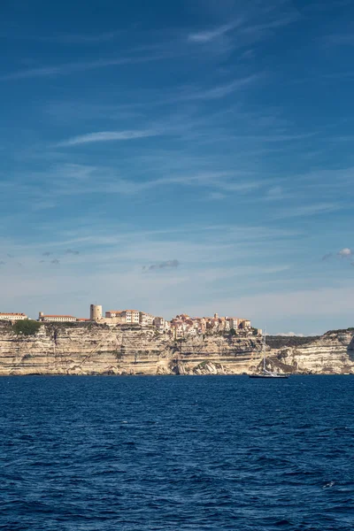 Bonifacio na Korsyce wznosi się na białe klify powyżej Mediterra — Zdjęcie stockowe