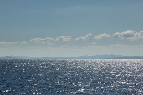 太陽の下でいくつかの航行ボートとサルデーニャ島の海岸線 — ストック写真