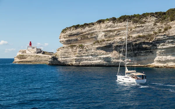 Sailing boat leaving Bonifacio harbour in south Corsica — Stock Photo, Image