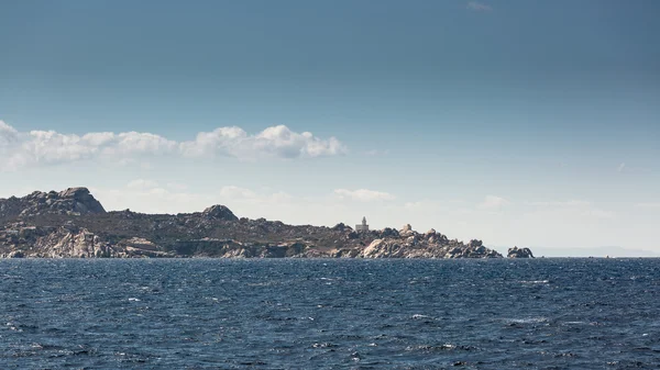 Vuurtoren op kust van Sardinië in de buurt van Santa Teresa Gallura — Stockfoto