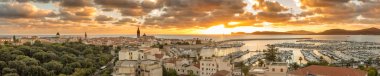 Alghero Sardunya panoramik manzarasını gün batımında