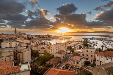 Sunset west coast Sardunya Alghero şehir üzerinde