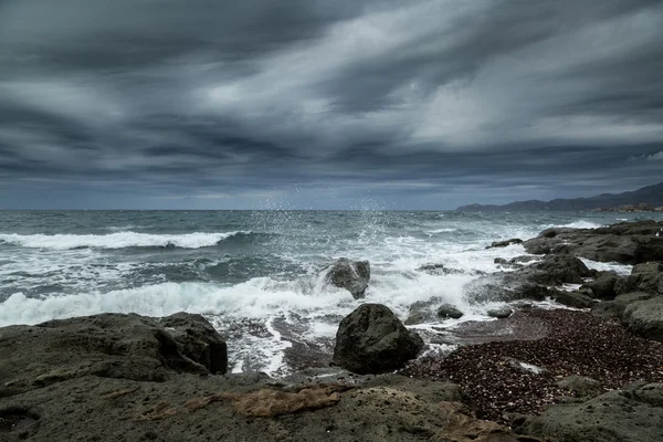 Mares ásperos y nubes oscuras sobre la costa sarda — Foto de Stock