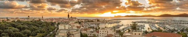 Vista panorámica de Alghero en Cerdeña al atardecer —  Fotos de Stock