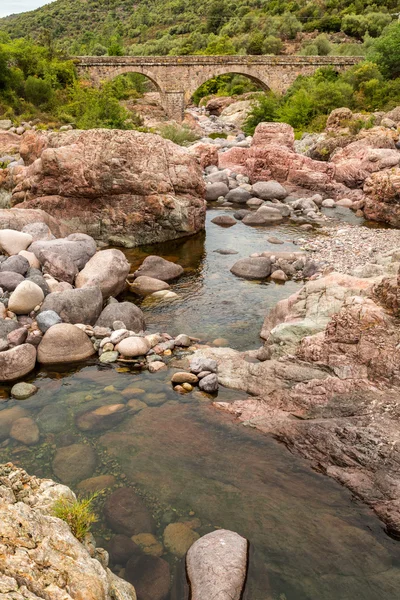 Stenar, floden & Pont du Fango på Manso på Korsika — Stockfoto