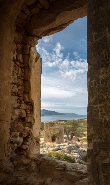 Vista do edifício abandonado e costa perto da Galeria na Córsega — Fotografia de Stock