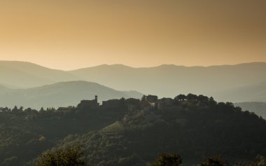Umbria tepelerinde tepenin Preggio Köyü