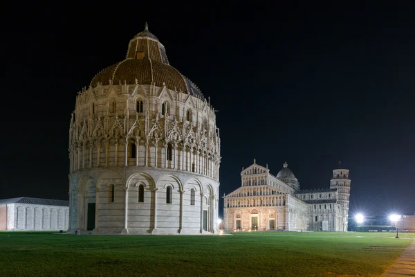 Baptistry:, katedral ve Pisa Kulesi, gece — Stok fotoğraf