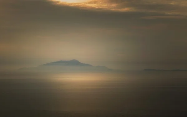 Mlha obklopuje italské ostrovy Isola d'Ischia a Procida — Stock fotografie